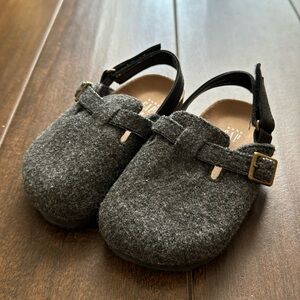 Gap unisex boys or girls Toddler size 7-8 clog mules